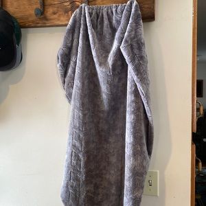 Soft crib sheet with arrows